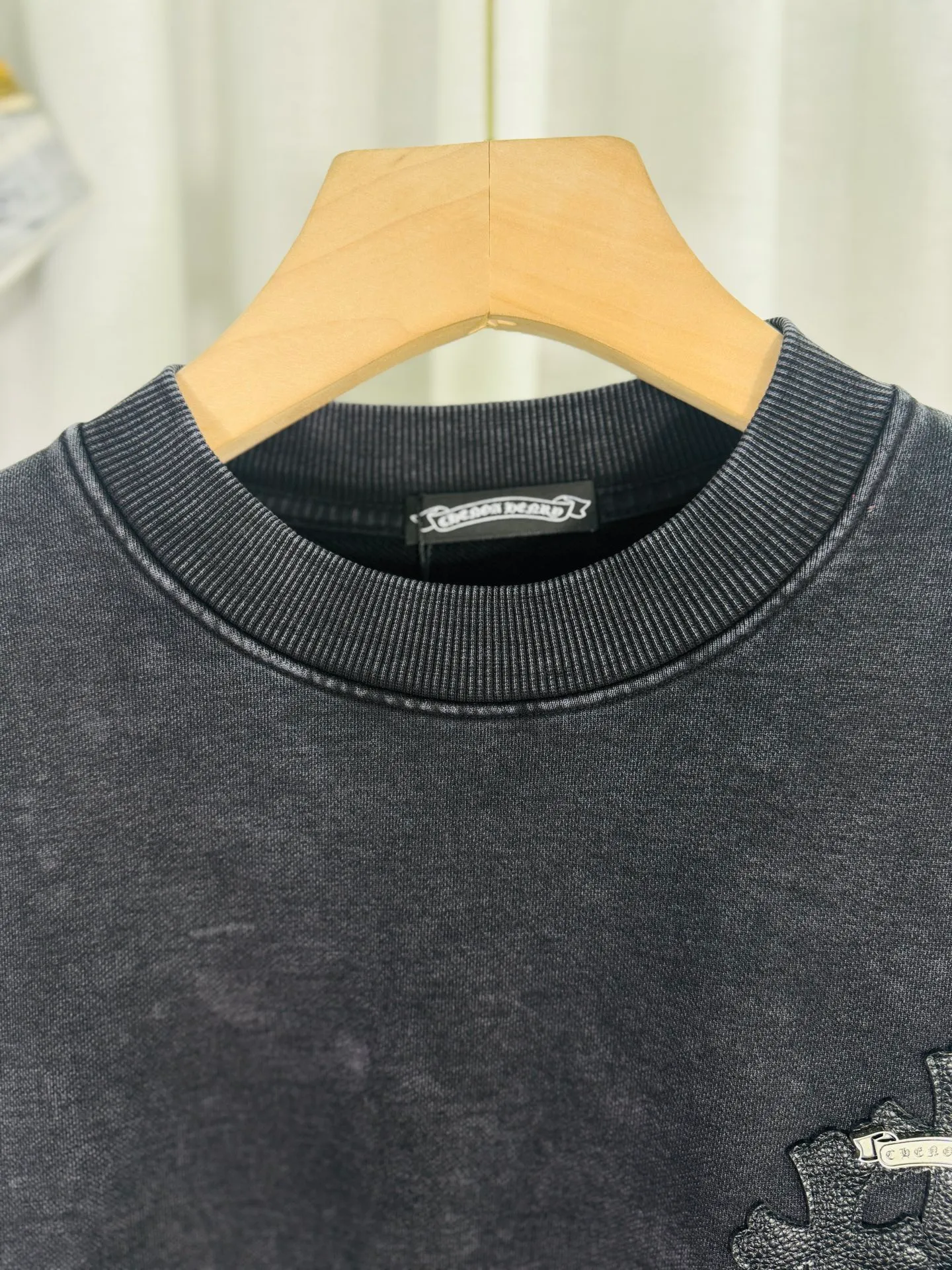 P270 top version, real shot without P, ​​different from market currency) 𝗖𝗵𝗿𝗼𝗺𝗲 𝗛𝗲𝗮𝗿𝘁𝘀/Cro Heart 2025 Washed Leather Embroidery Autumn and Winter New Original Single Counter American Laser Burnt 3D Three-dimensional Color Embroidered Couple Casual Sweater 👑The highest version! Customized fabric 420g tripe terry fabric! American acid-washed and distressed original fabric, laser burnt pattern ✟Skin embroidery, exquisite embroidery of letters! The best-selling model in the counter, very comfortable to wear. Accessories: original molded and authenticated collar label➕100% silk wash label. Genuine purchase-grade original hangtag➕matching hanging rope➕3D hanging beads➕original packaging bag. Craftsmanship: The original version has consistent wiring! The highest version of the armhole matching technique! Color: Gray Black Size: S M L XL Style No.: 9314